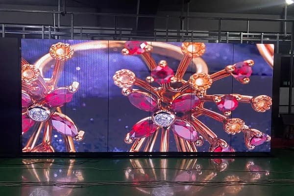 How LED Poster Displays Attract More Foot Traffic to Storefronts